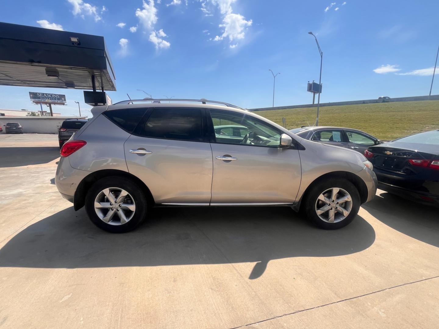 2009 BROWN/TAN Nissan Murano S (JN8AZ18U69W) with an 3.5L V6 DOHC 24V engine, Automatic CVT Overdrive transmission, located at 8101 E. Skelly Dr., Tulsa, OK, 74129, (918) 592-3593, 36.121891, -95.888802 - Photo#1